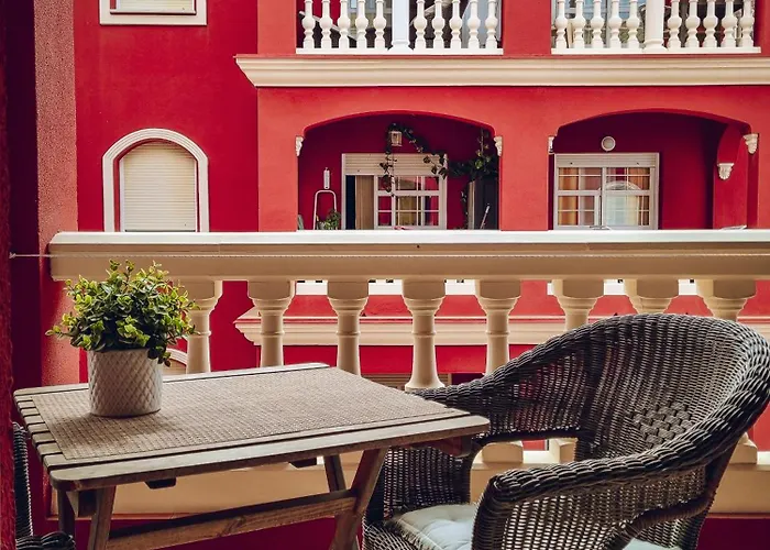 Apartamento rojo con vistas al mar